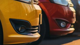 Plusieurs voitures d'occasion alignées