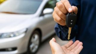 Une personne en train de vendre sa voiture d'occasion
