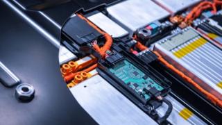 Quel est le prix pour changer une batterie de voiture électrique ?