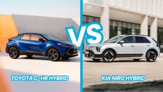 Toyota C-HR Hybride et Kia Niro Hybrid restylé 2026 côte à côte, vue de trois quarts avant