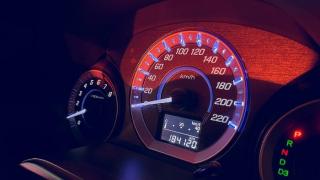 Compteur kilométrique d’une voiture d’occasion affichant près de 100 000 km