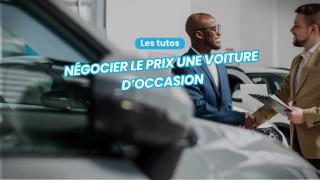Acheteur et vendeur négociant le prix d’une voiture d’occasion