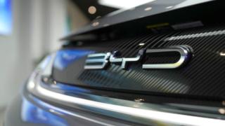 Le logo BYD sur une calandre