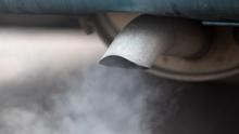 Un pot d'échappement d'une voiture polluante