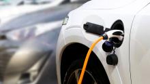 Une voiture électrique en charge