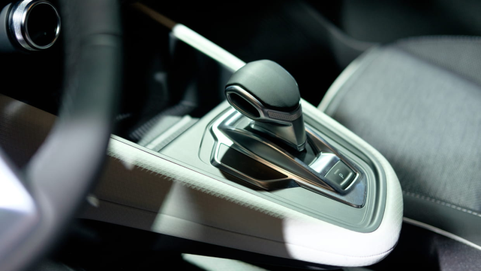 Une boîte automatique dans une voiture d'occasion