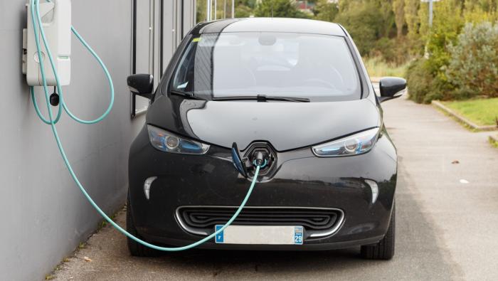 Comment recharger une voiture électrique à la maison