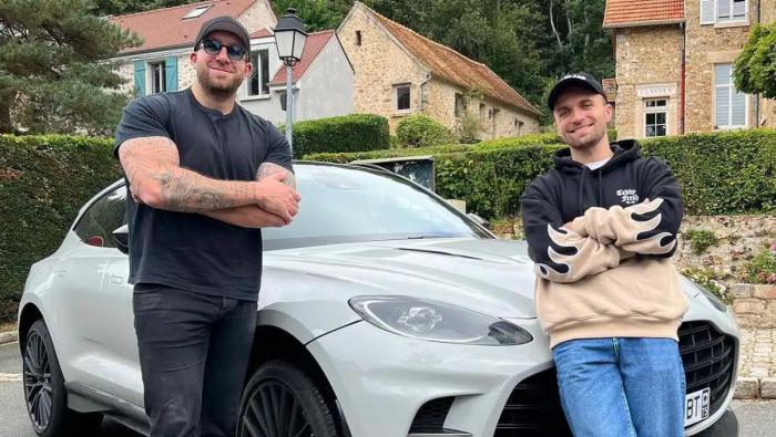 Squeezie et GMK posent devant l'Aston Martin DBX707