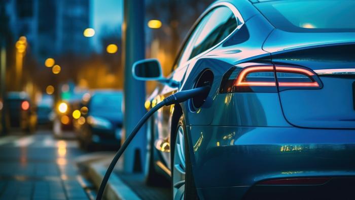 Une voiture électrique en charge avant un long trajet
