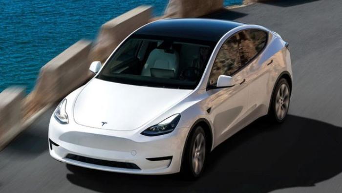 Une tesla Modèle 3 blanche en train de rouler