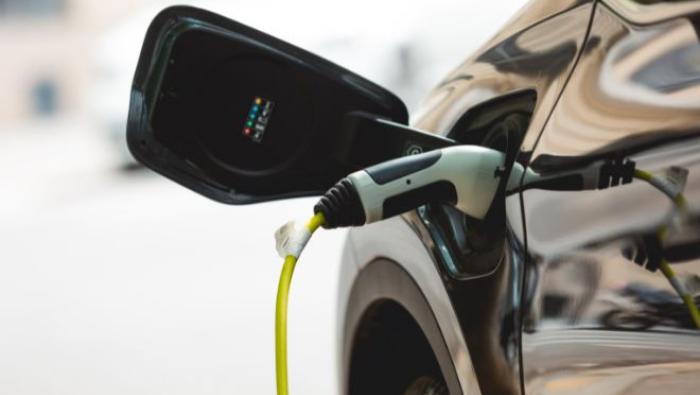 voiture électrique d'occasion en charge 