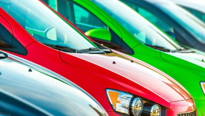Des avants de voitures d'occasion colorées