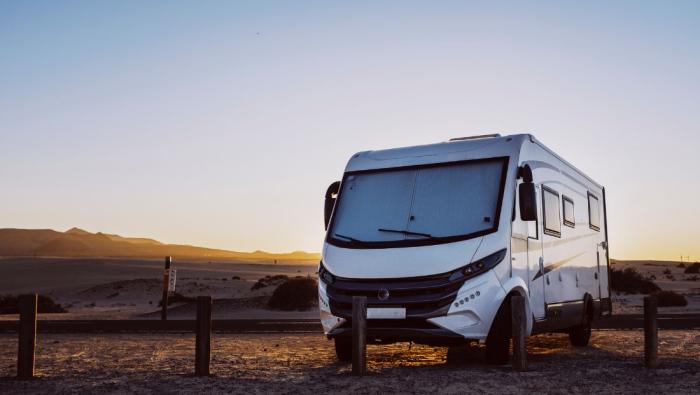 Un camping car de face le soir tombant