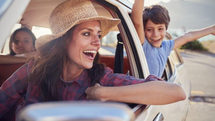 Une femme au volant de sa voiture familiale