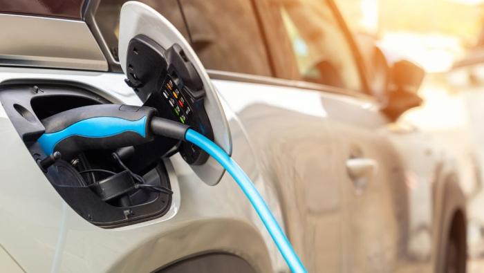 Une voiture hybride rechargeable en charge