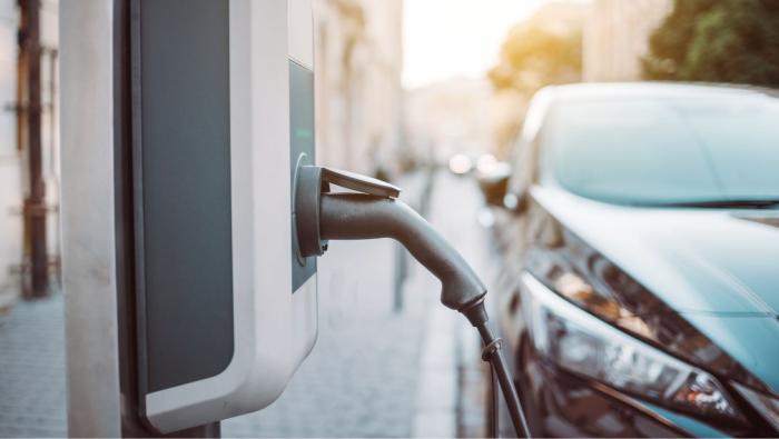 Une prise de recharge pendant la recharge d'une voiture électrique