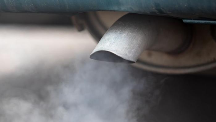 Un pot d'échappement d'une voiture polluante