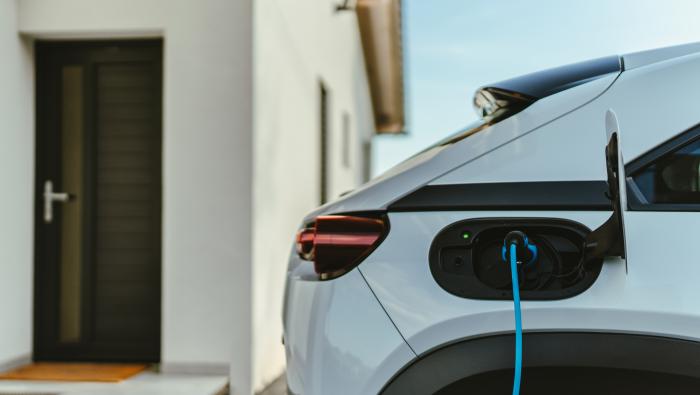Une voiture électrique en charge