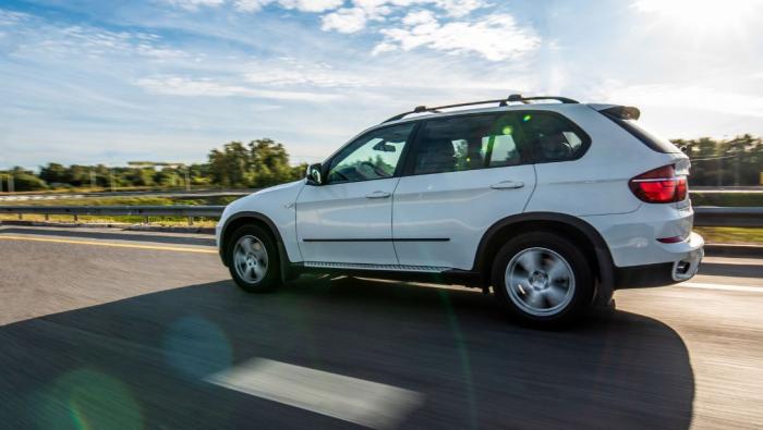Un SUV blanc qui roule à grande vitesse