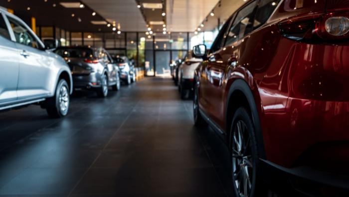 L'intérieur d'un concessionnaire automobile