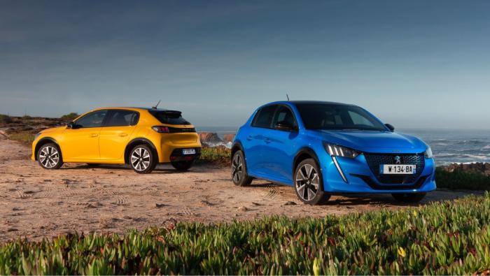 Une Peugeot 208 Jaune Faro et Bleu Vertigo