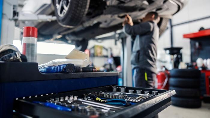 Une voiture sous garantie en réparation