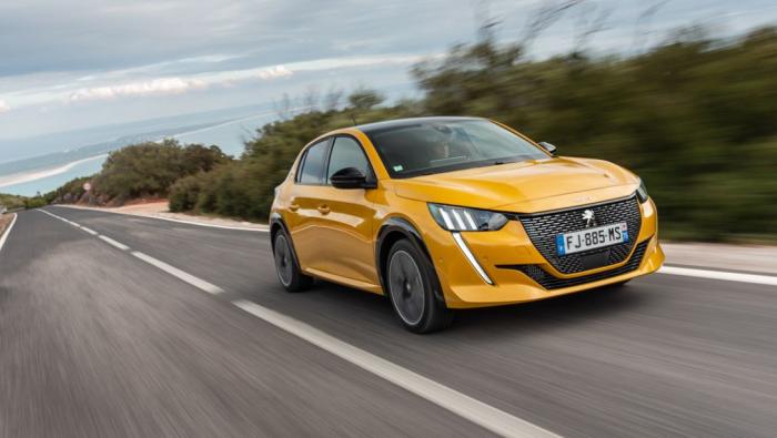 Une Peugeot 208 jaune aux multiples avantages