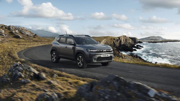 Dacia Duster, un SUV essence, sur une route en bord de mer