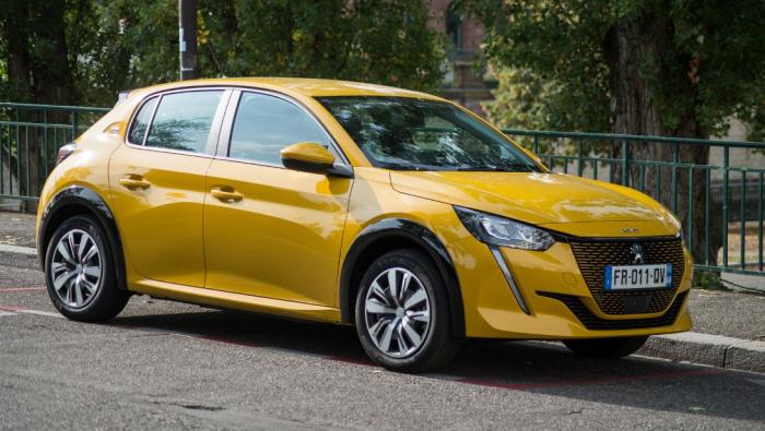 Une Peugeot 208 en voiture familiale