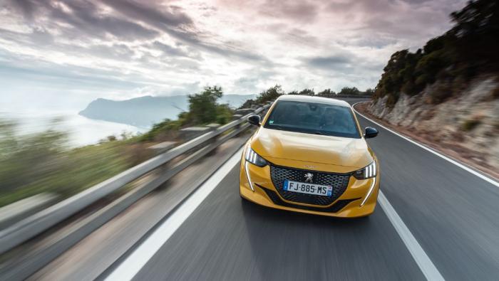 Une Peugeot 208 GT Line sur un long trajet