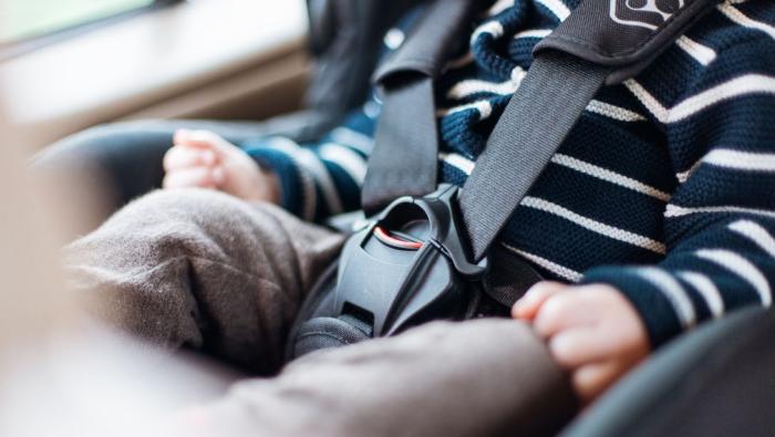 Un bébé dans une voiture familiale
