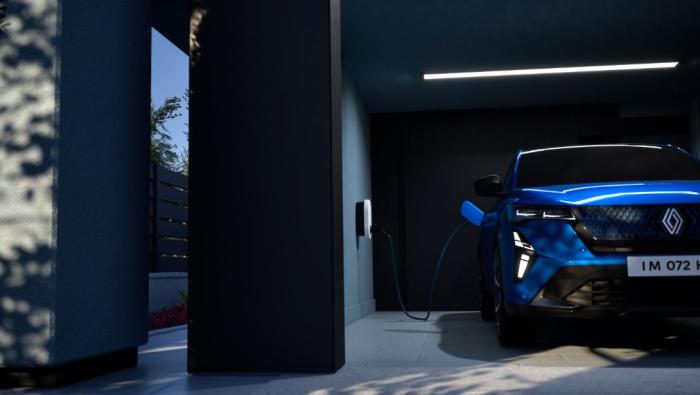 Un Renault Austral avec une motorisation électrique en charge