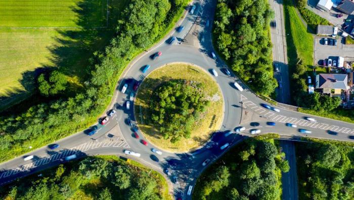 Un rond point entouré de verdure en vue aérienne