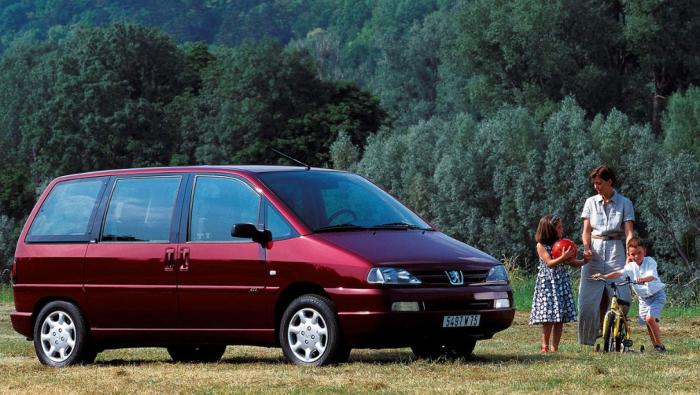 La Peugeot 806 rouge, monospace des années 90