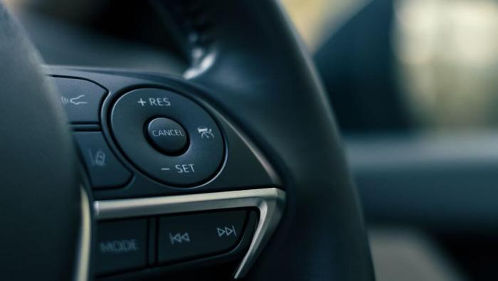 Un régulateur de vitesse bloqué sur un volant 