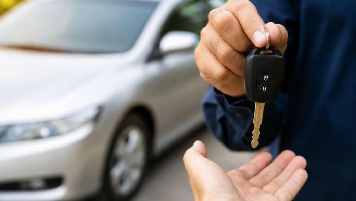 Une personne en train de vendre sa voiture d'occasion
