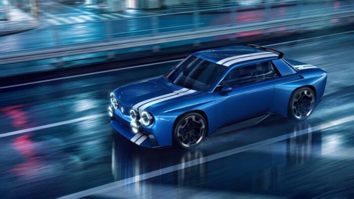 Renault 8 Gordini Concept, coupé électrique biplace Bleu de France à bandes blanches, en vue trois quarts avant