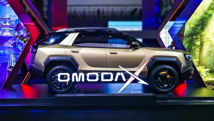 Le SUV Omoda X vu de trois-quarts avant, avec sa carrosserie anguleuse et ses jantes chaussées de pneus tout-terrain