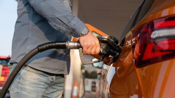 Un homme faisant le plein de carburant de sa voiture 