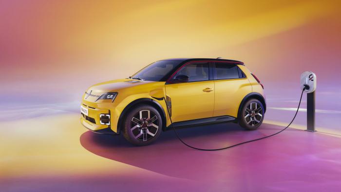 Une Renault 5 E-Tech, éligible à l'offre de recharge V2G de Renault et EDF