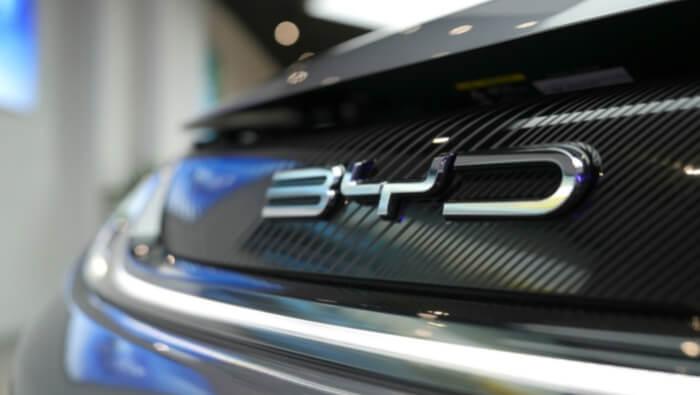 Le logo BYD sur une calandre