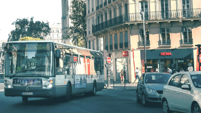 Peut-on emprunter une voie réservée aux bus ?