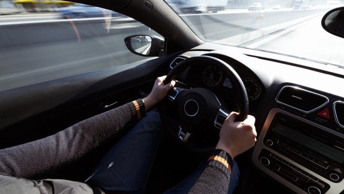 Régulateur en voiture : que faire s'il se bloque ?