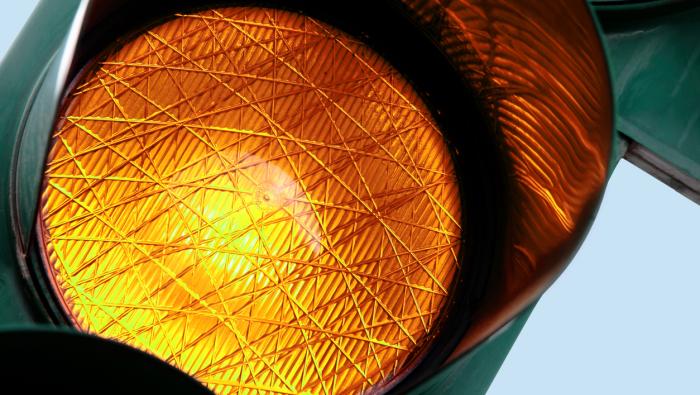 Feu orange : a-t-on le droit de passer en voiture ?