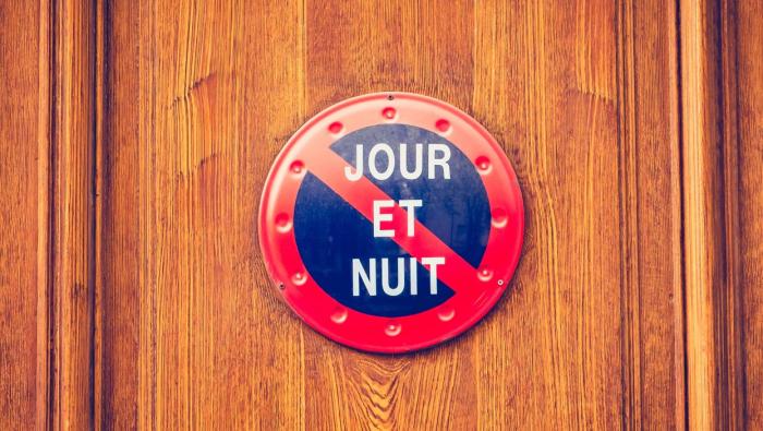 Peut-on se garer devant son portail ou son garage ?