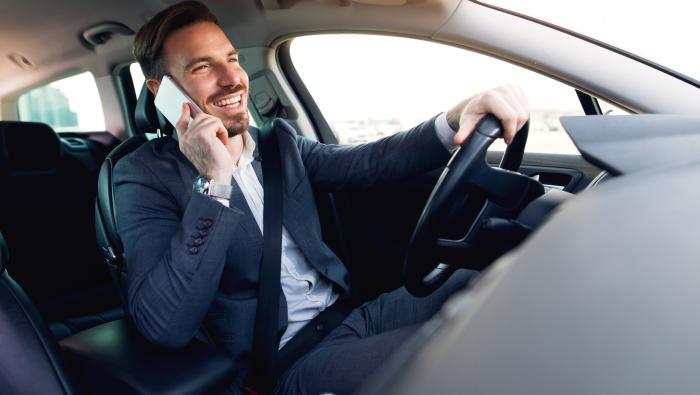 L'utilisation d’un téléphone portable tenu en main est sanctionnée par une amende forfaitaire de 135 € et un retrait de 3 points du permis de conduire.