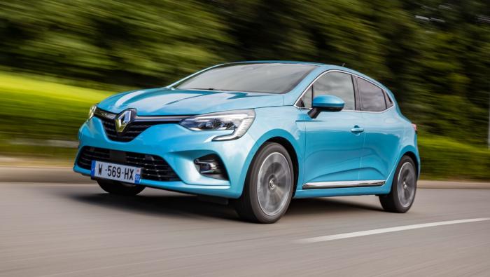 voiture d'occasion Renault Clio bleue en roulage 