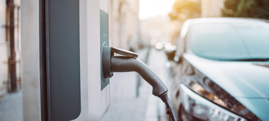 Une prise de recharge pendant la recharge d'une voiture électrique