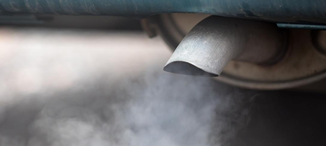 Un pot d'échappement d'une voiture polluante