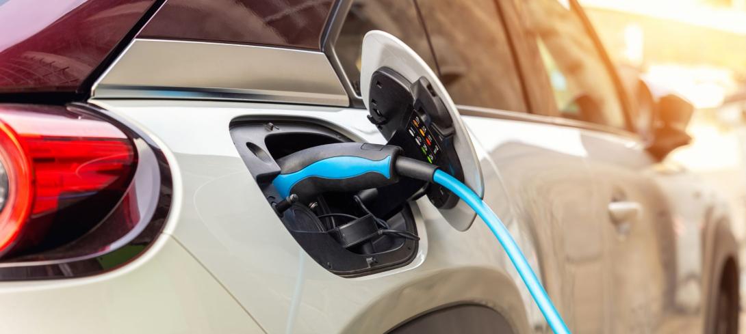 Une voiture hybride rechargeable en charge